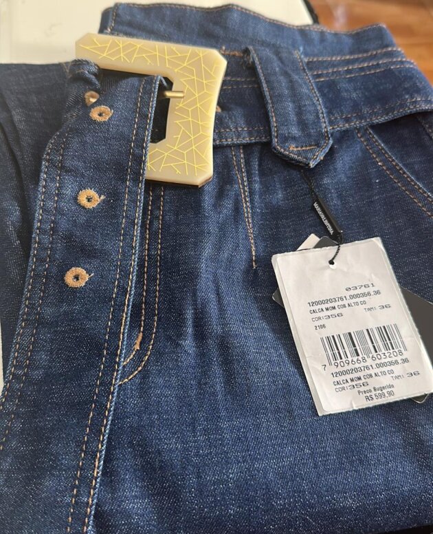 Calça jeans cós alto com cinto Maria Valentina