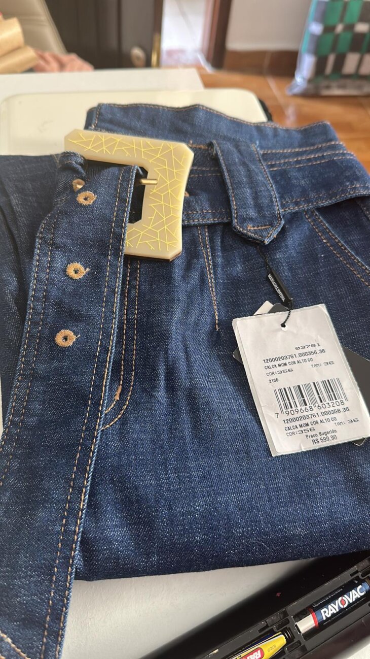 Calça jeans cós alto com cinto Maria Valentina