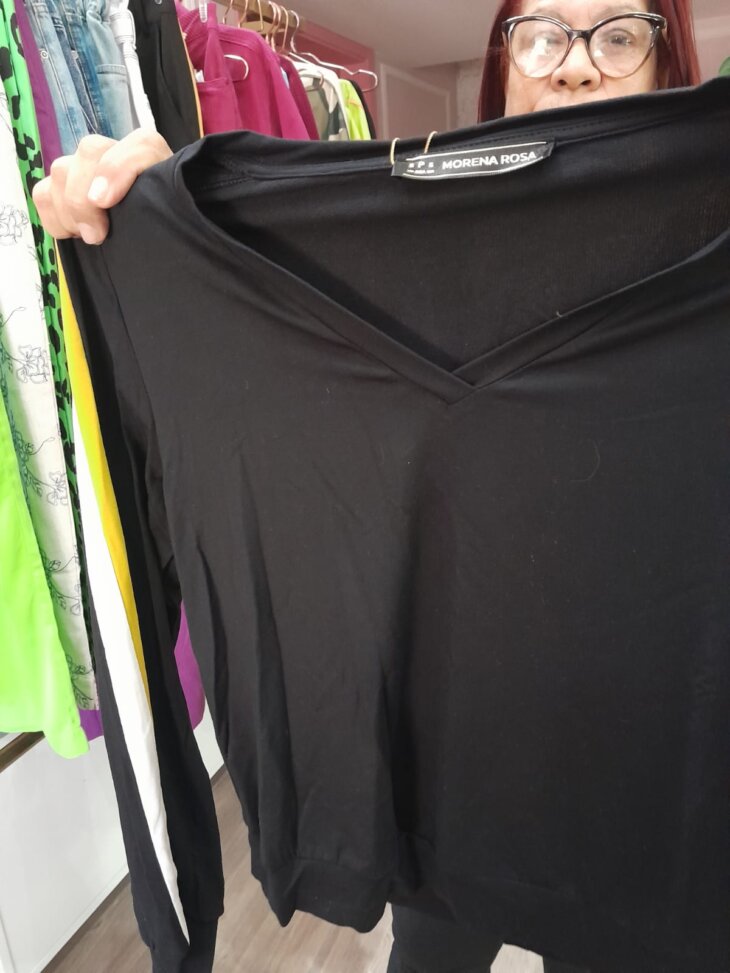 Blusa com Decote V e Manga Longa