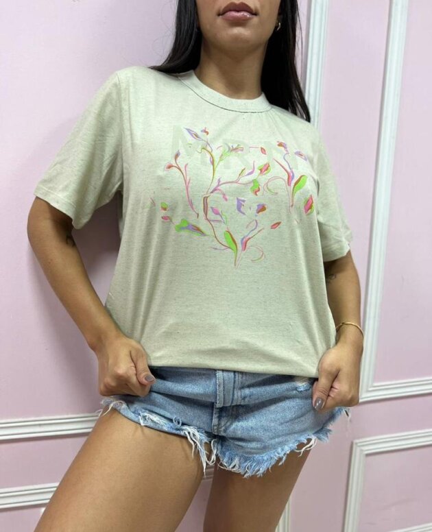 T-shirt Gola Redonda Detalhe Floral Off White