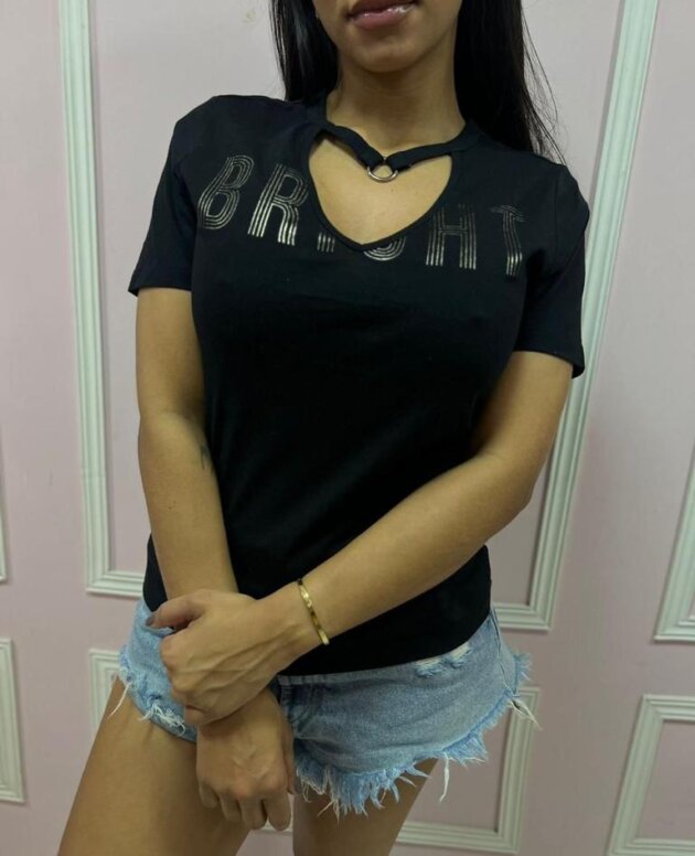 T-shirt Gola V Detalhe em Argola Preta Morena Rosa
