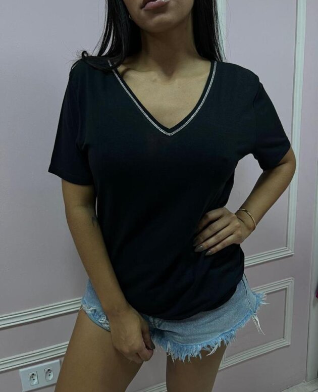 T-shirt Gola V Detalhe em Strass Morena Rosa