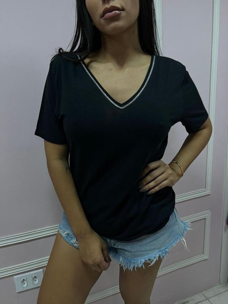 T-shirt Gola V Detalhe em Strass Morena Rosa