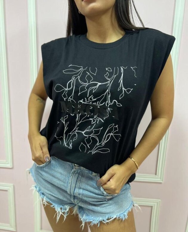 T-shirt Preta com Ombreira