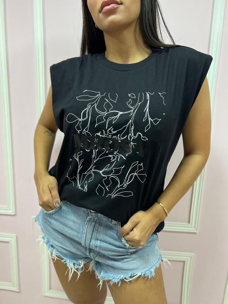 T-shirt Preta com Ombreira