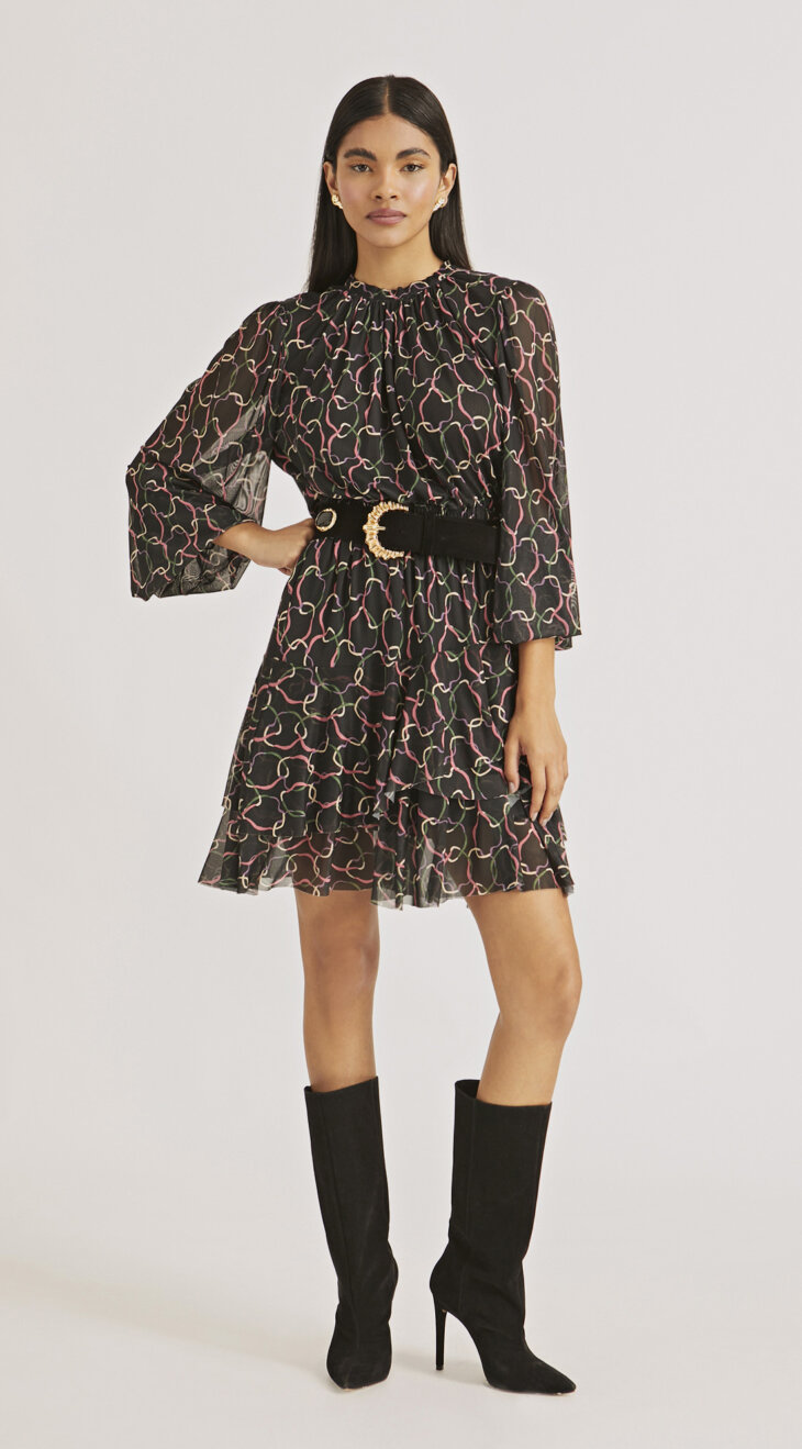 Vestido Curto com Gola Alta